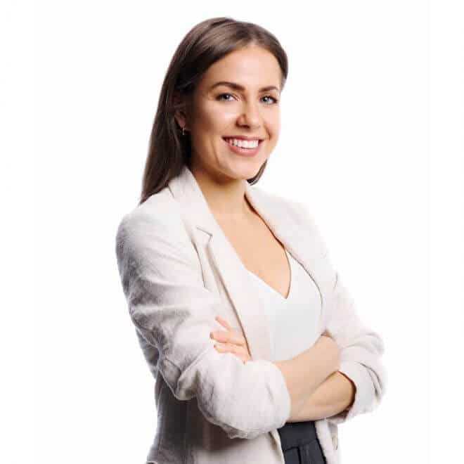 Marion Türk in einer Portraitaufnahme mit weißen Hintergrund.